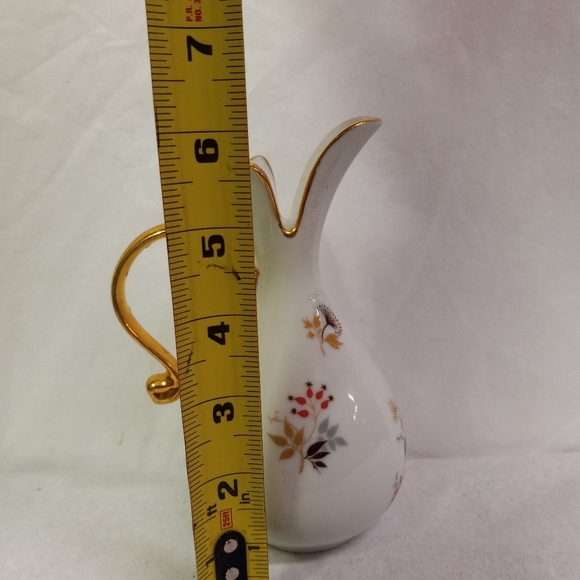 VINTAGE Pitcher Bud Vase White Porcelian Ceramic W/ Gold Trim SmallAsian Flowers - Picture 7 of 7